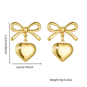 Boucles d'oreilles nœud et cœur en acier doré avec détails des dimensions et du poids