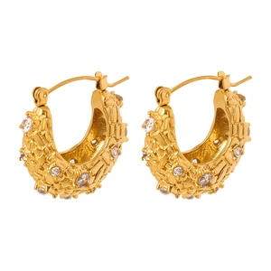 Boucles d'oreilles créoles C en or 18K au design français avec zircons incrustés