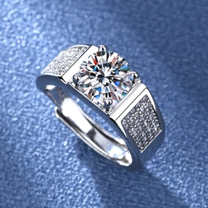 Vue détaillée d'une bague pour homme en argent S925 avec serti quatre griffes et pavé