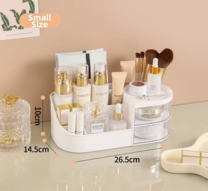 Detailansicht eines kleinen Make-up-Organizers mit weißen Schubladen und Hautpflegefächern