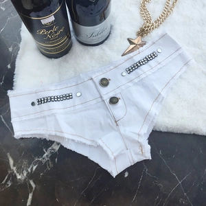 Detail von weißen Low-Waist-Denim-Shorts mit Strass-Patches und Metallknöpfen