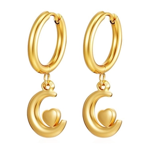 Dettaglio di ciondoli a cuore e luna placcati in oro 18K su orecchini in acciaio inox