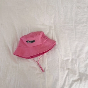 Detail eines rosa schnelltrocknenden Fischerhuts mit Bestime-Stickerei und Kordelzug