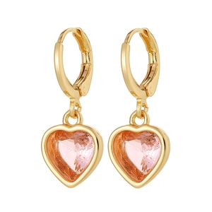 Élégantes créoles dorées avec pendentifs en cristal rose en forme de cœur pour un look doux