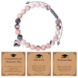 Détail du bracelet en perles de pierre naturelle rose et grise avec breloque cœur et cartes