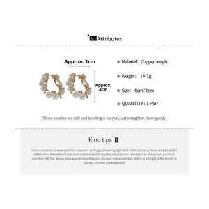 Détails des boucles d'oreilles fleurs avec pétales en acrylique blanc et tiges dorées
