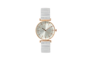 Détail d'une montre en or rose avec bracelet blanc élastique et cadran avec diamants