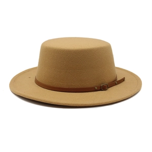 Détail d'un chapeau en laine camel avec une ceinture en cuir marron et boucle en métal