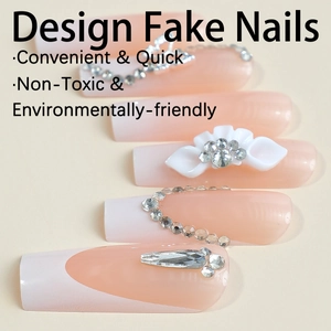 Faux ongles carrés longs avec fleurs 3D blanches, strass argentés et design French Tip