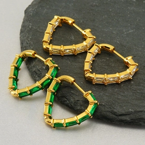 Créoles en forme de cœur dorées avec zircons clairs et vert émeraude au design élégant
