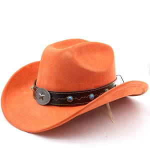 Détail d'un chapeau de cow-boy orange en daim avec bande en cuir et boucle étoile