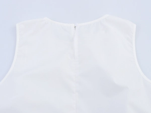 Détail du dos d'un top blanc sans manches avec col rond et fermeture à bouton centrale