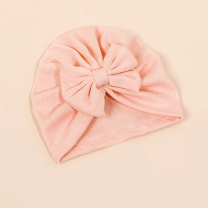 Bonnet bébé en maille rose respirante avec grand nœud et texture côtelée douce