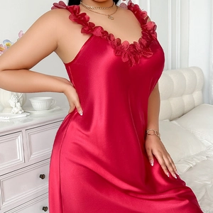 Nuisette en satin rouge avec bordures à volants au col en V et texture soyeuse chic