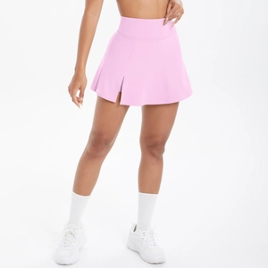 Dettaglio gonna da tennis rosa a vita alta con spacco laterale e pantaloncino