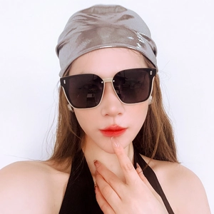 Détail du foulard y2k en satin argenté avec un brillant métallique sur un mannequin