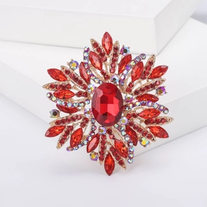 Detailansicht der Vintage-Blumenbrosche mit roten Kristallen auf goldfarbenem Metall