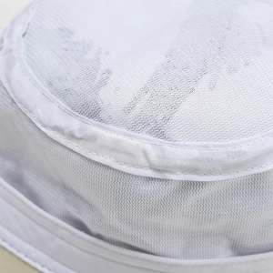 Bob blanc en maille respirante avec texture à double couche et coutures de précision