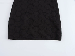 Detailaufnahme des schwarzen Kleiderstoffs mit geprägtem Rosenmuster-Jacquard-Gewebe