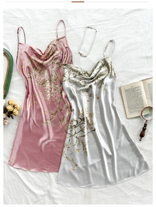 Mise à plat de nuisettes en satin fleuri avec collier de perles et accessoires vintage