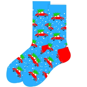 Détail de chaussettes de Noël bleues avec voitures rouges, sapins et flocons blancs