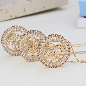 Détail de pendentifs visage d'enfant souriant avec zircon marquise et plaquage or 18k