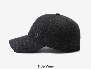 Seitenansicht der dunkelgrauen Strick-Basecap mit Fleece-Futter und Metall-Emblem