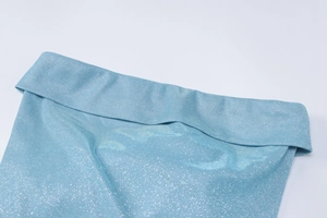 Detail aus hellblauem Glitzer-Strickstoff mit metallischem Schimmer und Querstruktur