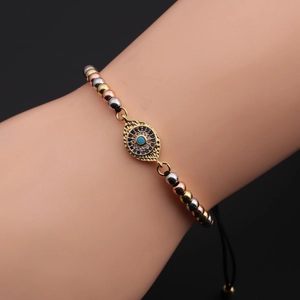Gros plan du bracelet Oeil de Turquie avec perles tricolores et cordon noir réglable