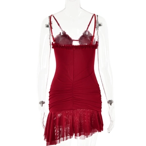 Vue détaillée de la robe dos nu en maille rouge avec volants et ourlet asymétrique chic