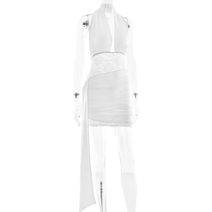 Détail de la mini-robe blanche dos nu avec patchwork de dentelle et volants plissés
