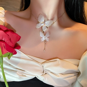 Collier papillon élégant avec perles et dentelle sur chaîne dorée pour femme