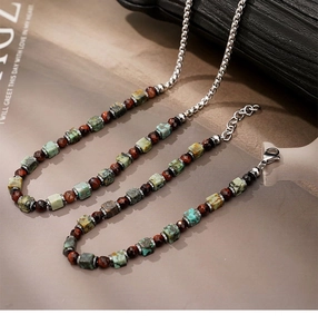 Dettaglio del bracciale in pietre naturali occhio di tigre ed ematite con chiusura a moschettone