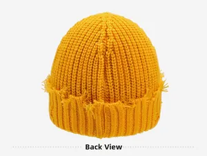 Vue arrière détaillée du bonnet en tricot jaune avec bord effiloché et maille texturée