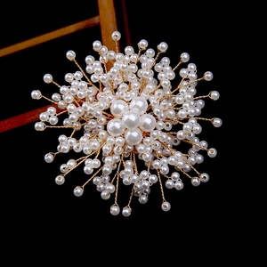 Luxuriöse Perlen-Schneeflocken-Brosche in Gold mit eleganten weißen Perlen für Mäntel