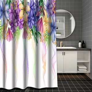 Dettaglio della tenda da doccia con fiori ad acquerello e motivi astratti a onde colorate
