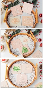 Nahaufnahme von geprägten Weihnachts-Fondant-Keksen mit festlichen Mustern und Schriftzügen