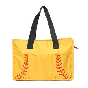 Dettaglio di una borsa tote gialla a tema baseball con cuciture rosse e tasca esterna