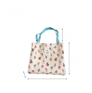 Detailed size specifications for the large canvas tote bag with bear pattern