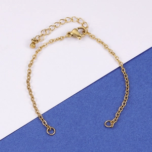 Detailaufnahme des goldenen Edelstahl-O-Kettenarmbands mit Karabinerverschluss und Anhänger