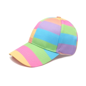 Détail de la casquette rayée arc-en-ciel avec visière incurvée et coutures de qualité