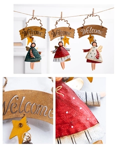 Dettagli di angeli natalizi in metallo con insegne Welcome rustiche e decorazioni