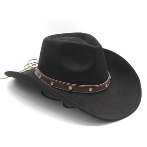 Détail d'un chapeau de cowboy noir en feutre avec bande décorative en cuir à rivets