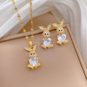 Set collana e orecchini a coniglio in acciaio al titanio con zircone a cuore