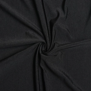 Vue détaillée de la texture du tissu synthétique noir avec des plis doux élégants