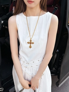 Collier croix dorée vintage baroque avec pendentif rubis rouge porté sur mannequin