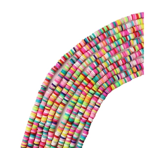 Vista detallada de cuentas de arcilla polimérica de 4mm para pulseras y collares DIY