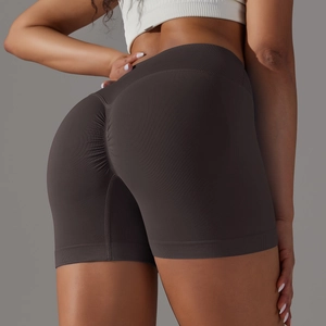 Dettaglio macro degli shorts da yoga senza cuciture con effetto push-up e vita alta