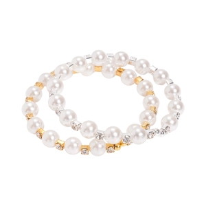 Bracelets en perles élégants avec séparateurs dorés et cristaux sur fond blanc épuré