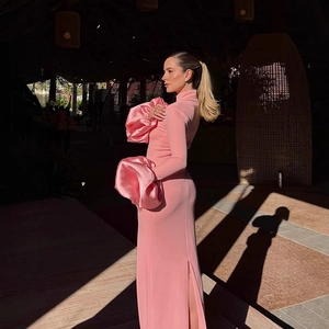 Robe longue rose moulante élégante avec manches bouffantes et fente latérale